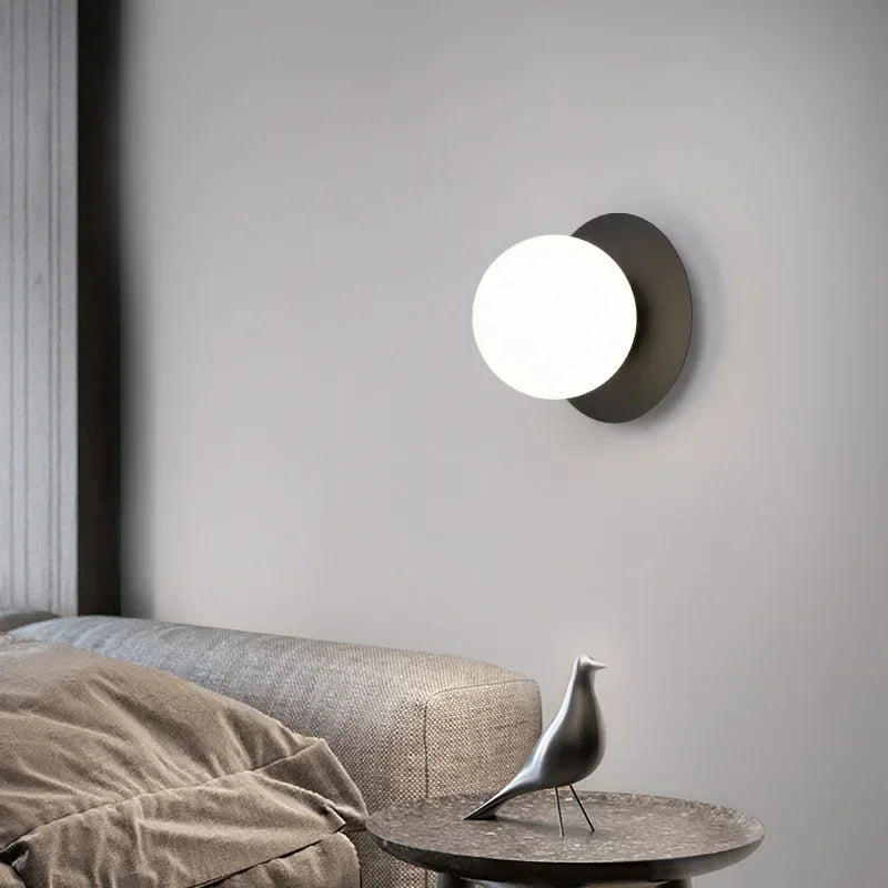 Arandela de Parede Globo em Metal Dourado e Vidro E27 Bivolt para Quarto e Sala de Estar