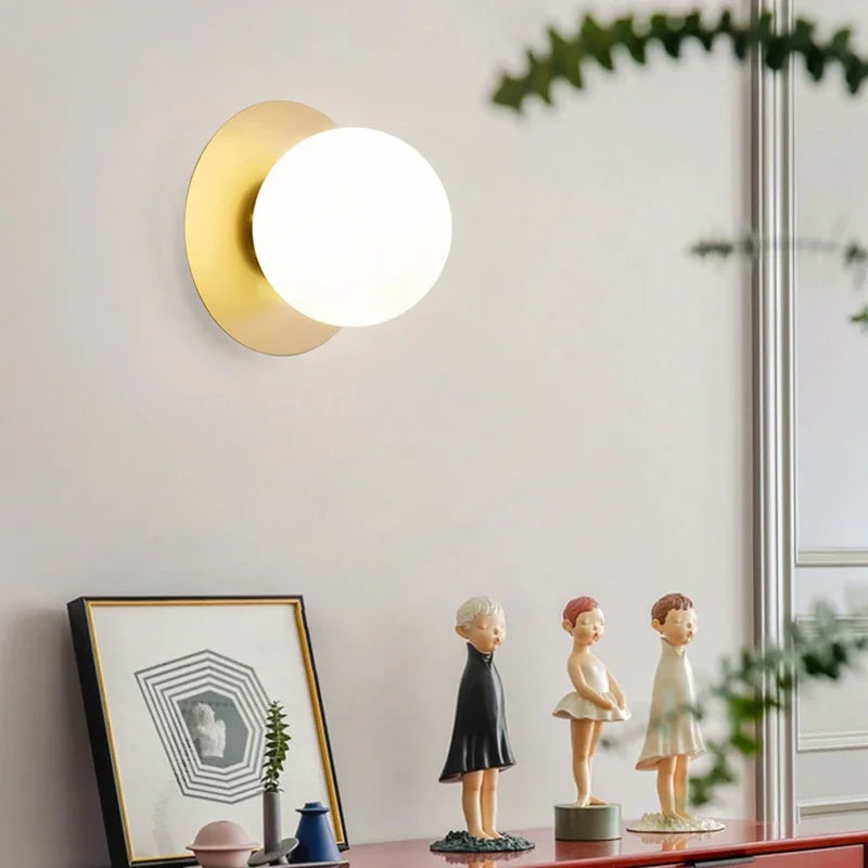 Arandela de Parede Globo em Metal Dourado e Vidro E27 Bivolt para Quarto e Sala de Estar