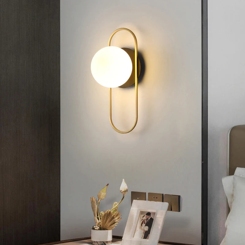 Arandela de Parede com Globo de Vidro Fosco em Metal Dourado G9 9W Bivolt para Sala e Quarto