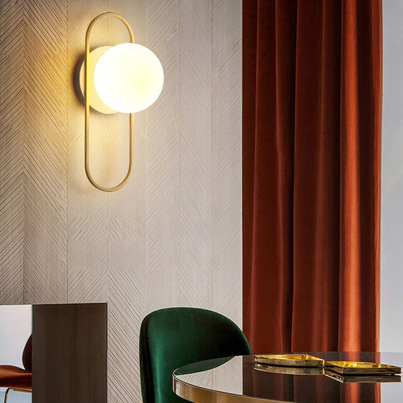 Arandela de Parede com Globo de Vidro Fosco em Metal Dourado G9 9W Bivolt para Sala e Quarto