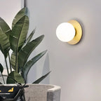 Arandela de Parede Globo em Metal Dourado e Vidro E27 Bivolt para Quarto e Sala de Estar