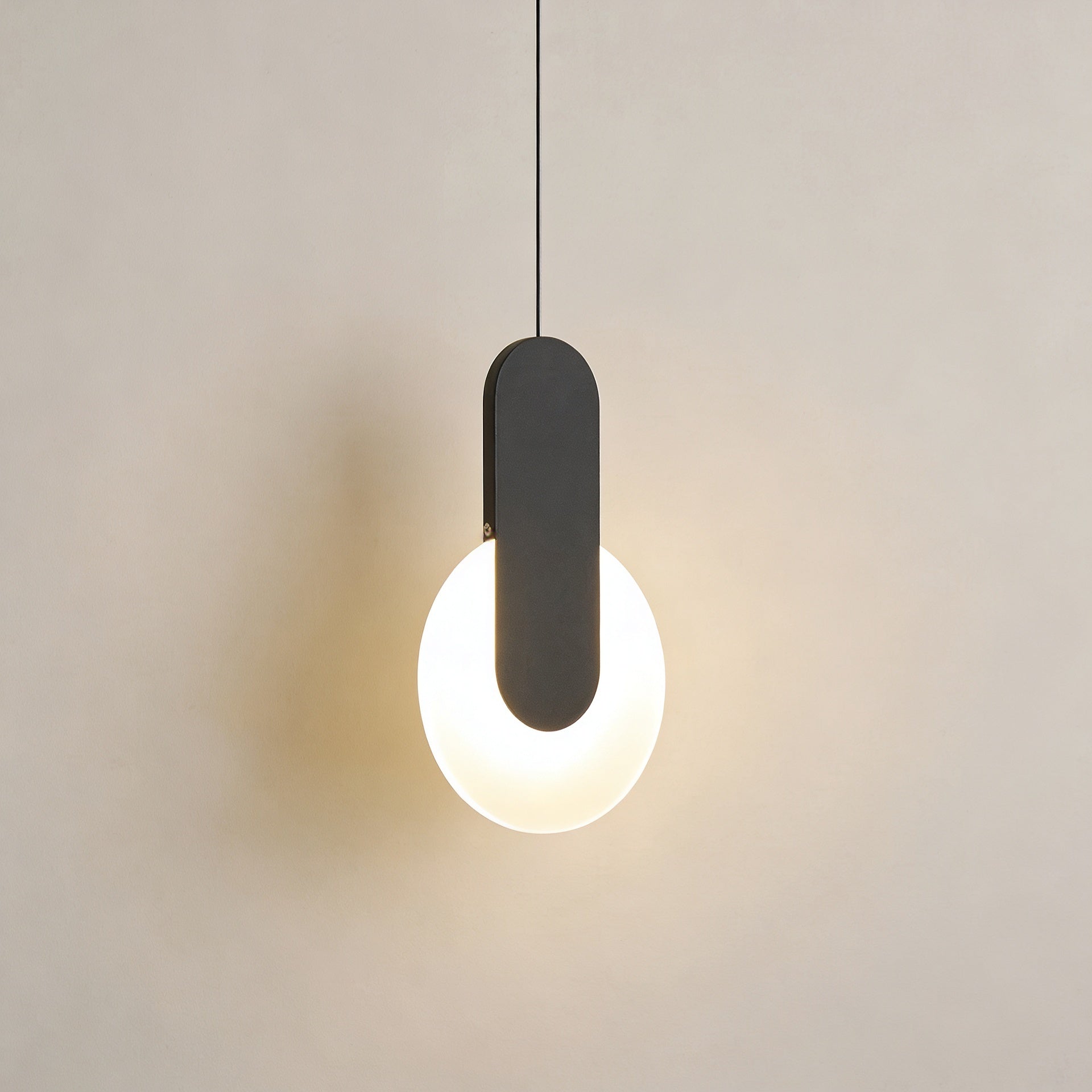 Pendente de Teto em Metal com Globo LED Bivolt Design Minimalista para Quarto e Sala de Jantar
