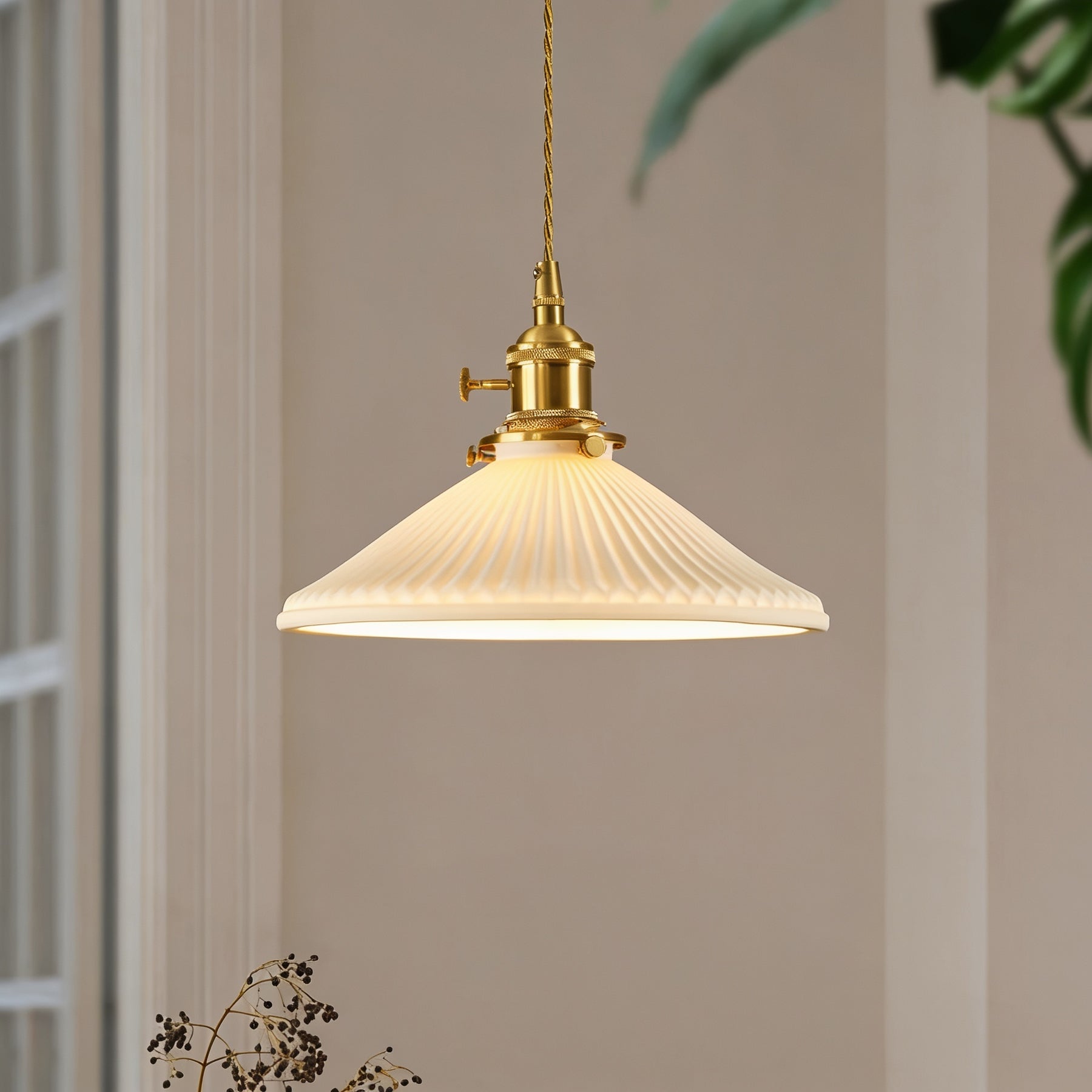 Pendente de Teto em Cerâmica Canelada Branca e Latão E27 Bivolt Estilo Retrô Francês para Sala de Jantar e Quarto