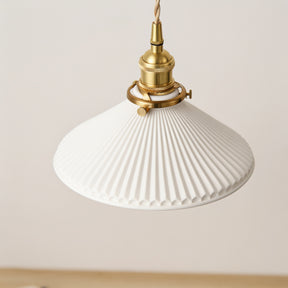 Pendente de Teto em Cerâmica Canelada Branca e Latão E27 Bivolt Estilo Retrô Francês para Sala de Jantar e Quarto