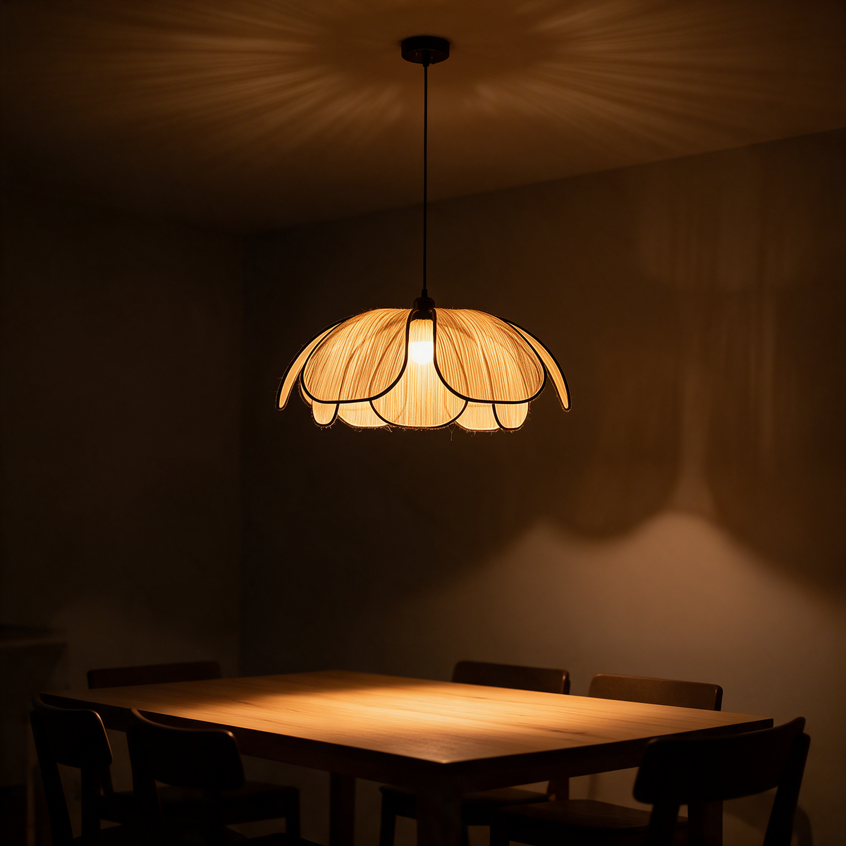 Lustre Pendente em Fibra Vegetal Trançada à Mão e Ferro E27 Bivolt Formato Lótus para Sala de Jantar e Quarto
