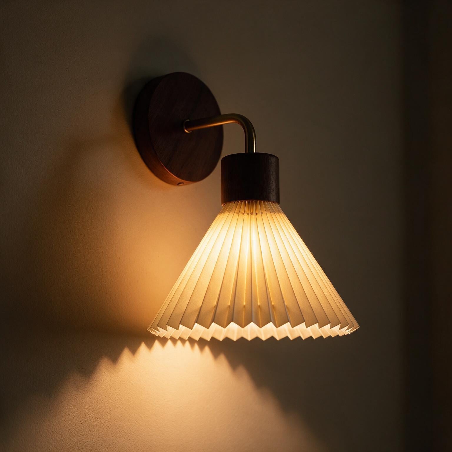 Arandela de Parede em Madeira e Ferro com Cúpula de Tecido E27 Bivolt Estilo Nórdico para Quarto e Sala