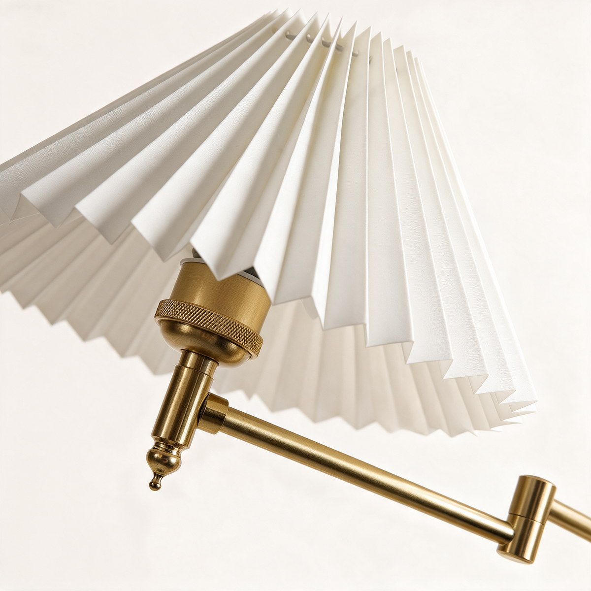 Arandela de Parede Articulada em Metal com Cúpula de Tecido E27 Bivolt Dobrável e Rotativa para Quarto e Escritório